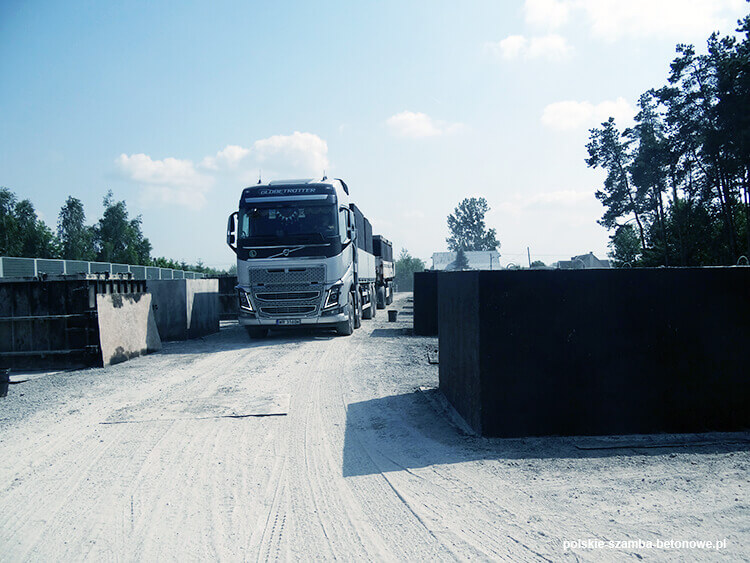 Transport szamb betonowych  w Tyczynie